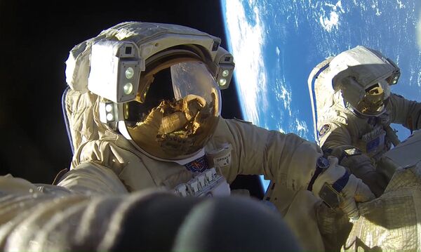Космонавты Роскосмоса Антон Шкаплеров и Александр Мисуркин во время выхода в открытый космос - Sputnik Абхазия
