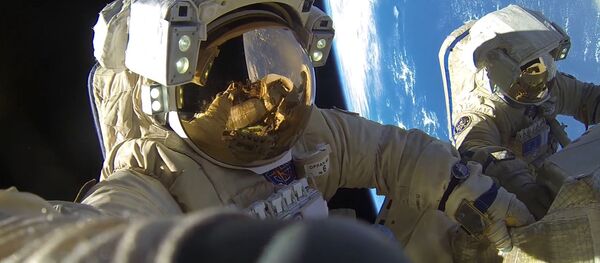 Космонавты Роскосмоса Антон Шкаплеров и Александр Мисуркин во время выхода в открытый космос - Sputnik Абхазия