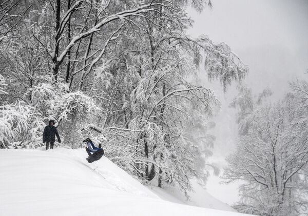 Юноши играют в снегу в Химках - Sputnik Абхазия