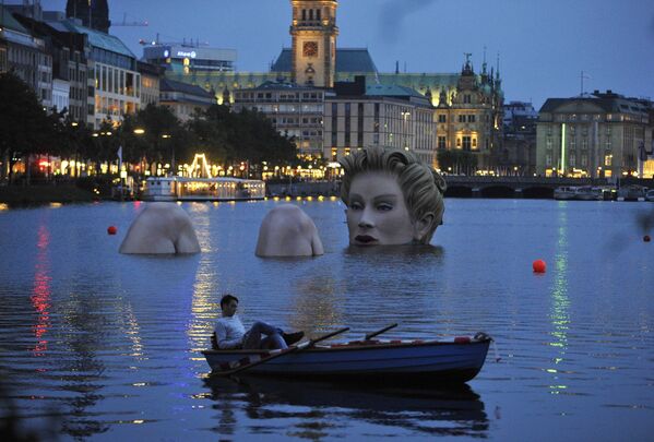 Гигантская скульптура блондинки на озере Бинненальстер, Гамбург - Sputnik Абхазия