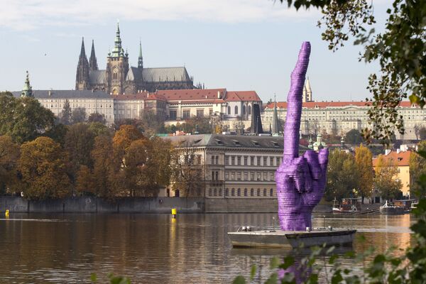 Скульптура в виде фрагмента руки с вытянутым вверх 10-метровым средним пальцем на понтоне на реке Влтава напротив Пражского Града - Sputnik Абхазия