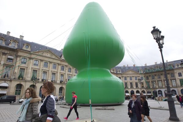 Надувная рождественская елка на площади Парижа - Sputnik Абхазия