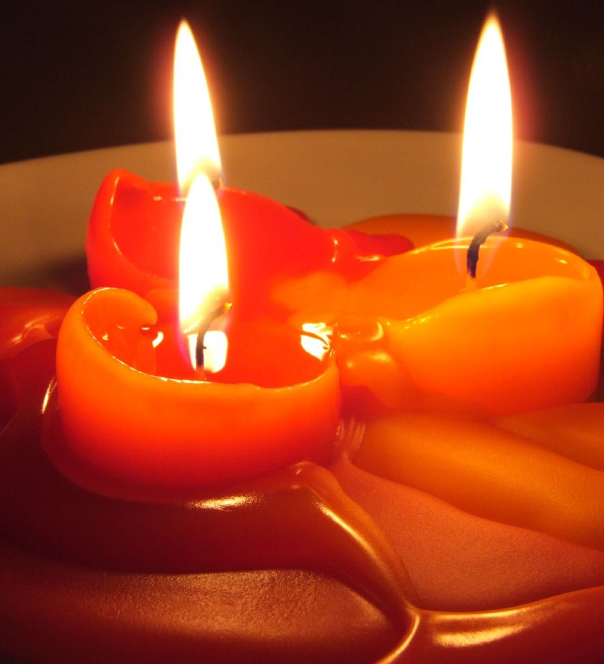 Догорает огарок свечи. Огарок свечи. Тающая свеча. Свеча плавится. Оплавленная свеча.