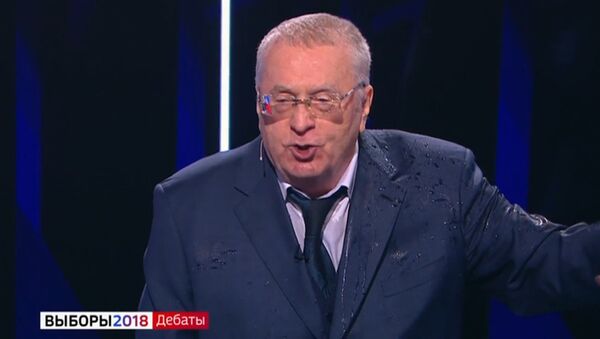Собчак облила Жириновского водой во время дебатов - Sputnik Абхазия
