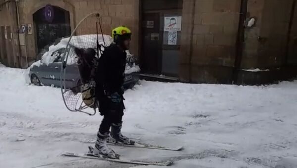 В Испании смельчак прокатился на лыжах с пропеллером на спине - Sputnik Абхазия