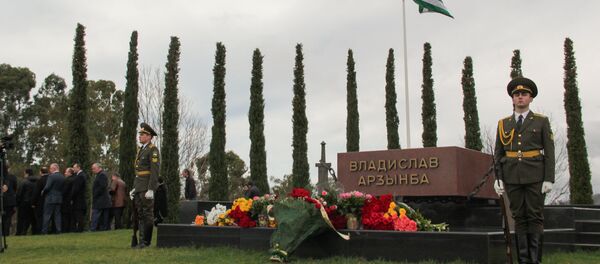 Возложение цветов к могиле В.Г. Ардзинба - Sputnik Абхазия