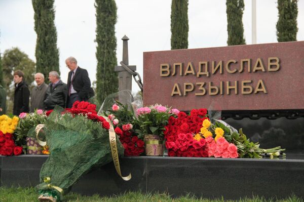 Возложение цветов к могиле В.Г. Ардзинба Возложение цветов к могиле В.Г. Ардзинба - Sputnik Абхазия