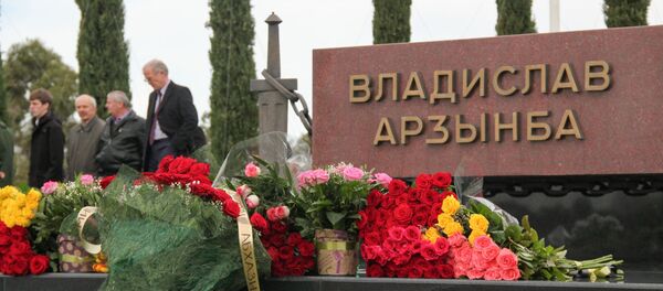 Возложение цветов к могиле В.Г. Ардзинба - Sputnik Аҧсны