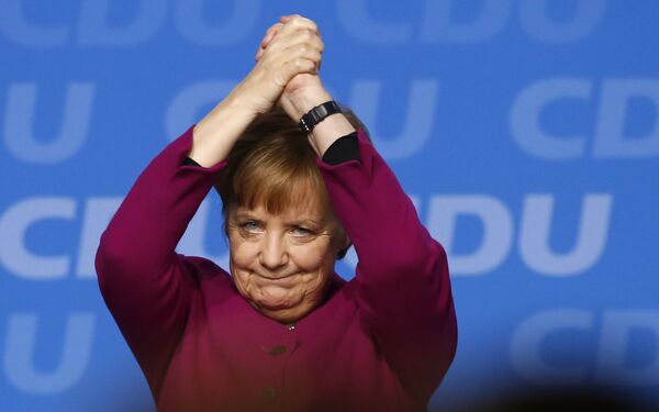 Канцлер Германии Ангела Меркель после выступления на партийном съезде Христианско-демократического союза в Германии в Берлине, Германия - Sputnik Абхазия
