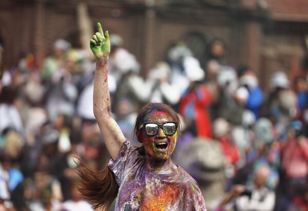 Туристка танцует во время празднования Холи в Катманду, Непал - Sputnik Абхазия