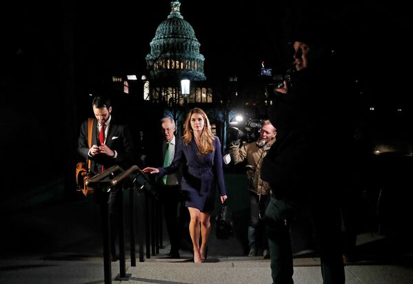 Бывшая помощница президента США по коммуникациям Хоп Хикс покидает здание Конгресса США в Вашингтоне - Sputnik Абхазия