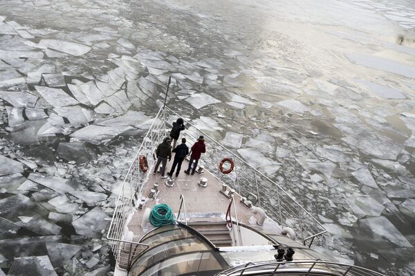 Пассажиры на палубе туристического катера, курсирующего по Москва-реке в Москве - Sputnik Абхазия