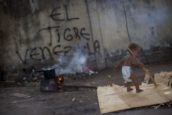 Венесуэльский ребенок-беженец играет в убежище в Боа-Виста, Рорайма, Бразилия - Sputnik Абхазия