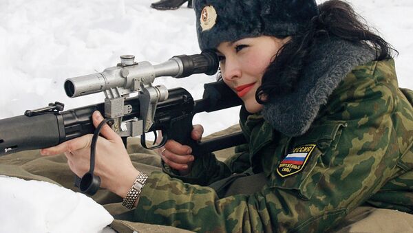 Участница финального этапа российского Всеармейского конкурса Красавица в погонах во время стрельбы - Sputnik Абхазия