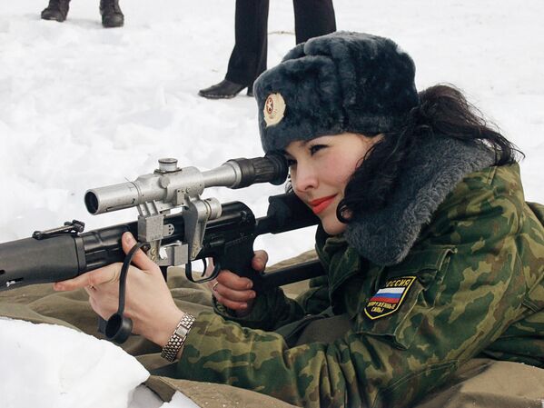 Участница финального этапа российского Всеармейского конкурса Красавица в погонах во время стрельбы - Sputnik Абхазия