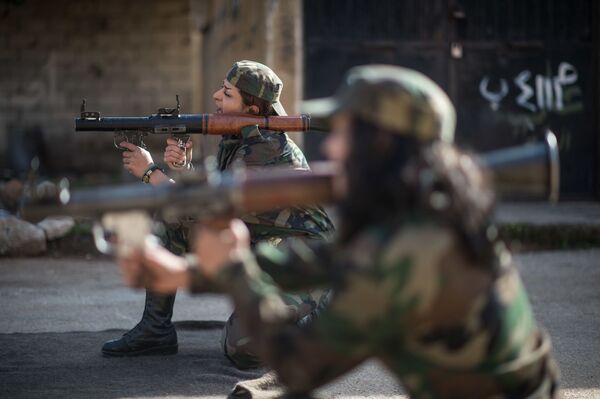 Сирийские добровольцы на занятиях в 130-й учебной бригаде в пригороде Дамаска - Sputnik Абхазия