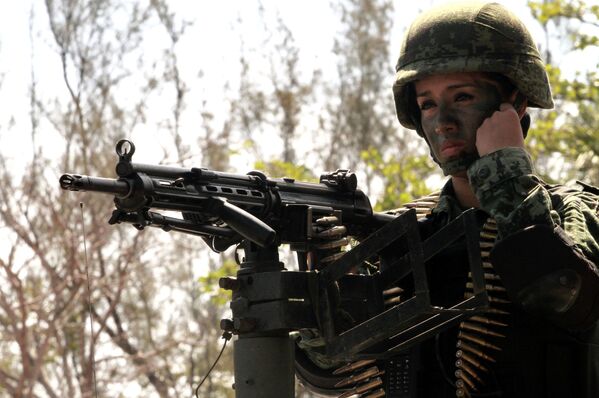 Женщина-солдат мексиканской армии - Sputnik Абхазия