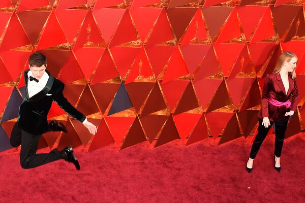 Актер Энсел Эльгорт и актриса Эмма Стоун на красной дорожке церемонии вручения Оскар-2018 в Калифорнии - Sputnik Абхазия