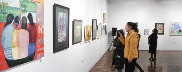 Весенняя выставка Союза художников Абхазии, приуроченная к Международному женскому дню, в Центральном выставочном зале Весенняя выставка Союза художников Абхазии, приуроченная к Международному женскому дню, в Центральном выставочном зале - Sputnik Абхазия
