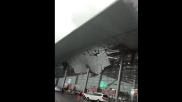 Крышеснос: сильный ветер сорвал крышу в аэропорту - Sputnik Абхазия