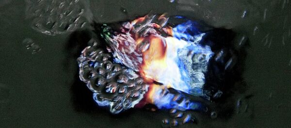 Телефон Samsung под напором воды Телефон Samsung под напором воды - Sputnik Абхазия