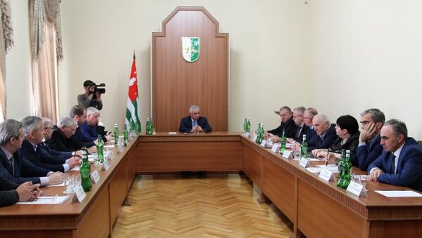 Президент Республики Абхазия Рауль Хаджимба провел совещание по оказанию содействия в подготовке к выборам Президента Российской Федерации в марте 2018 - Sputnik Абхазия