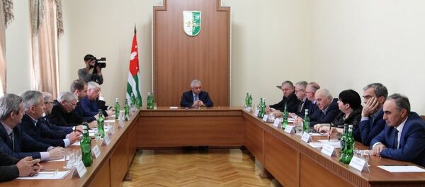 Президент Республики Абхазия Рауль Хаджимба провел совещание по оказанию содействия в подготовке к выборам Президента Российской Федерации в марте 2018 Президент Республики Абхазия Рауль Хаджимба провел совещание по оказанию содействия в подготовке к выборам Президента Российской Федерации в марте 2018 - Sputnik Аҧсны