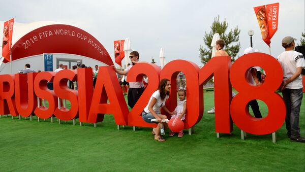 Посетители на площадке Чемпионата мира по футболу FIFA 2018 на открытии парка Универсиады в Казани - Sputnik Абхазия