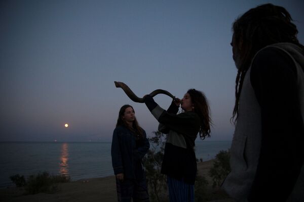 Девушки трубят в шофар на берегу Мертвого моря, недалеко от Меццока Драго, Израиль - Sputnik Абхазия