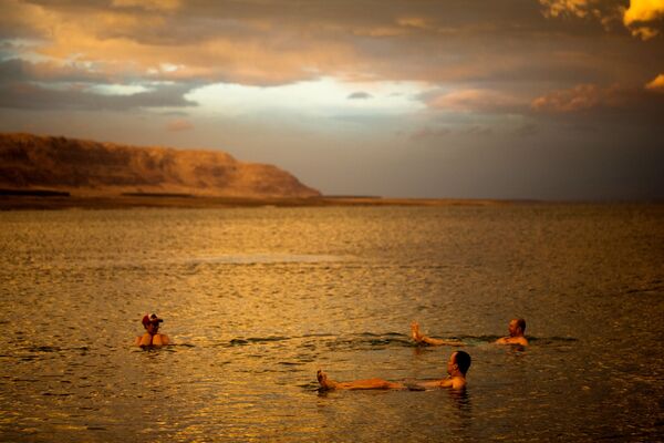 Туристы из Польши купаются в Мертвом море, Израиль, Западный берег - Sputnik Абхазия