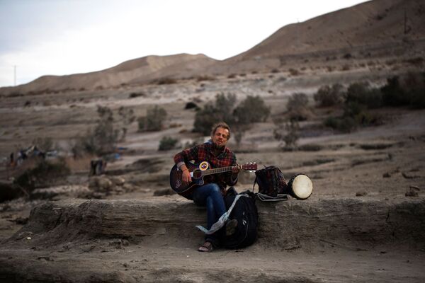 Турист из Белоруссии играет на гитаре на берегу Мертвого моря в Израиле - Sputnik Абхазия