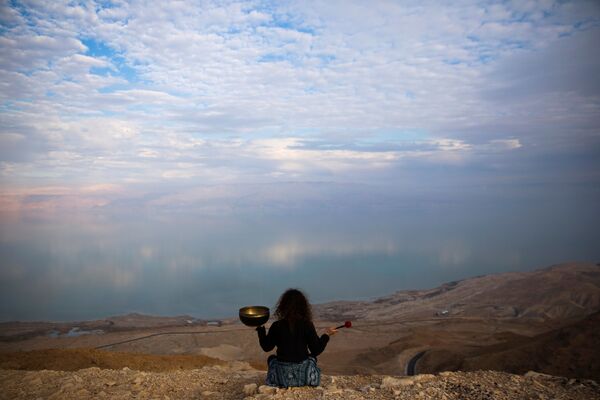 Девушка любуется видом на Мертвое море в Израиле - Sputnik Абхазия