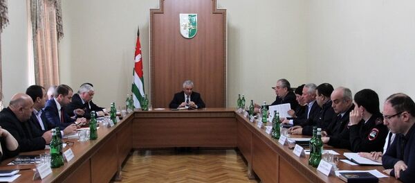 7 марта Президент Республики Абхазия Рауль Хаджимба провел совещание по вопросам выдачи общегражданских паспортов гражданина Республики Абхазия и вида на жительство 7 марта Президент Республики Абхазия Рауль Хаджимба провел совещание по вопросам выдачи общегражданских паспортов гражданина Республики Абхазия и вида на жительство - Sputnik Абхазия