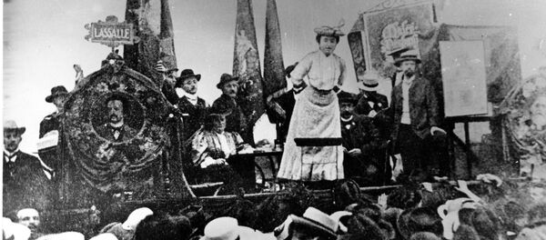 Роза Люксембург (Розалия Луксенбург)  на сцене с ее прекрасным платьем и шляпой во время встречи социал-демократов, обращаясь к товарищам в Штутгарте, Германия, в 1907 году - Sputnik Абхазия