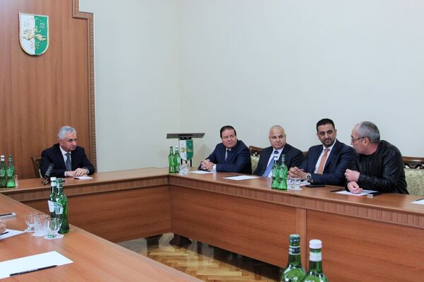 Президент Республики Абхазия Рауль Хаджимба во время встречи с депутатами Палаты Представителей Иорданского Хашимитского Королевства Президент Республики Абхазия Рауль Хаджимба во время встречи с депутатами Палаты Представителей Иорданского Хашимитского Королевства - Sputnik Абхазия