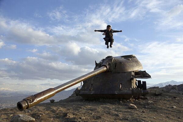 Афганский мальчик прыгает с башни танка на окраине Кабула - Sputnik Абхазия