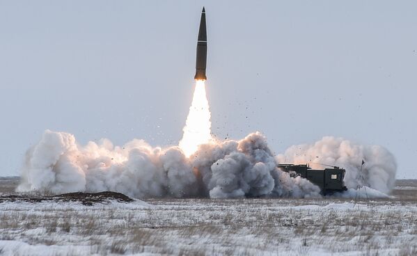 Пуск баллистической ракеты оперативно-тактического ракетного комплекса Искандер-М с полигона Капустин Яр в Астраханской области - Sputnik Абхазия