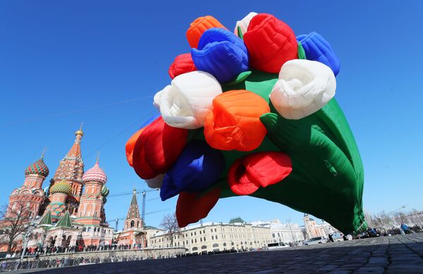 Воздушный шар в виде букета тюльпанов на площади Васильевский спуск в Москве - Sputnik Абхазия