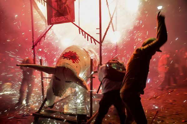 Люди укрываются от фейерверков во время празднования Сан-Хуан-де-Диос в Тультепеке на окраине Мехико - Sputnik Абхазия