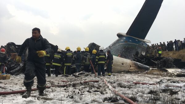 Непальские спасатели на месте крушения пассажирского самолета в Непале - Sputnik Абхазия