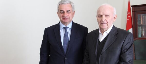 13 марта Президент Республики Абхазия Рауль Хаджимба принял писателя Николая Квициниа в день его 80-летия - Sputnik Абхазия