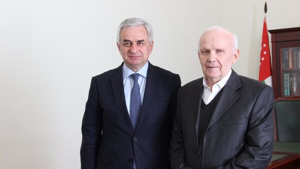 13 марта Президент Республики Абхазия Рауль Хаджимба принял писателя Николая Квициниа в день его 80-летия - Sputnik Абхазия