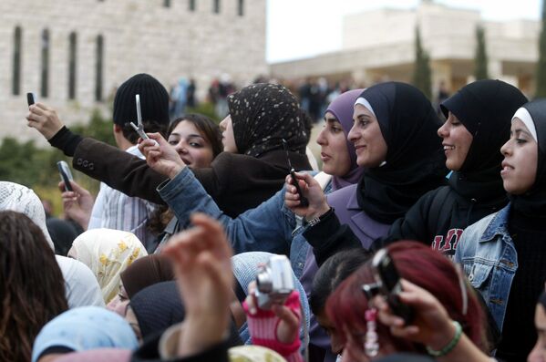 Палестинские студенты во время фотографирования британского ученого Стивена Хокинга в Рамалле - Sputnik Абхазия