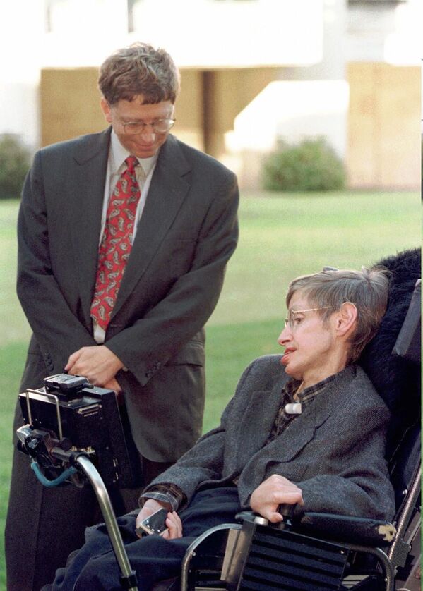 Один из создателей компании Microsoft Билл Гейтс и британский ученый Стивен Хокинг во время встречи - Sputnik Абхазия