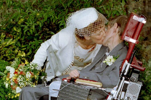 Британский ученый Стивен Хокинг целуется со своей невестой Элайн - Sputnik Абхазия