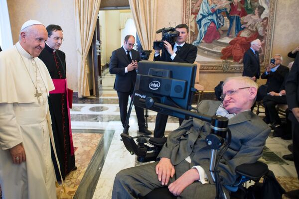 Британский ученый Стивен Хокинг во время встречи с Папой Римским Франциском в Ватикане - Sputnik Абхазия