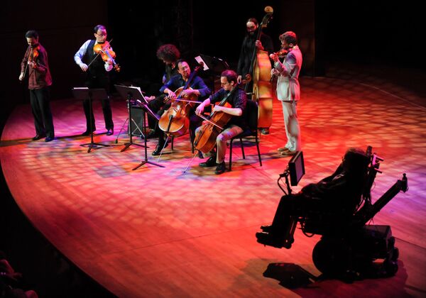 Выступление музыкантов перед британским ученым Стивеном Хокингом на Всемирном фестивале науки в Нью-Йорке - Sputnik Абхазия