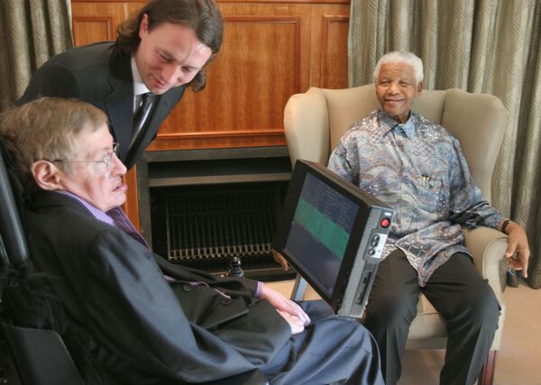 Британский ученый Стивен Хокинг во время встречи с бывшим президентом Южно-Африканской Республики Нельсоном Манделой - Sputnik Абхазия