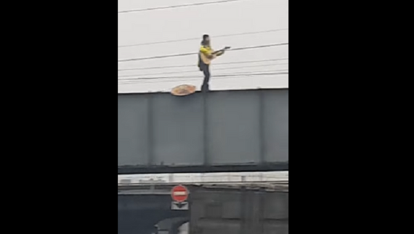 Теперь я видел все: петербуржец на роликах едет по мосту и играет на гитаре - Sputnik Абхазия