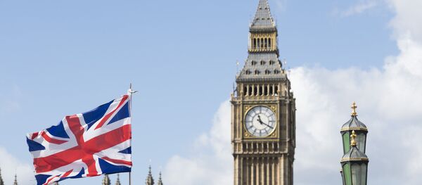 Флаг Великобритании на фоне Вестминстерского дворца в Лондоне. - Sputnik Аҧсны